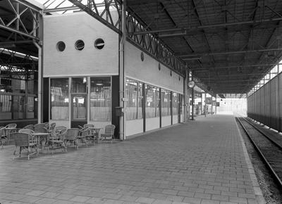 166051 Gezicht op de wachtkamer met buffet en terras op het 1e perron van het N.S.-station Eindhoven te Eindhoven.
